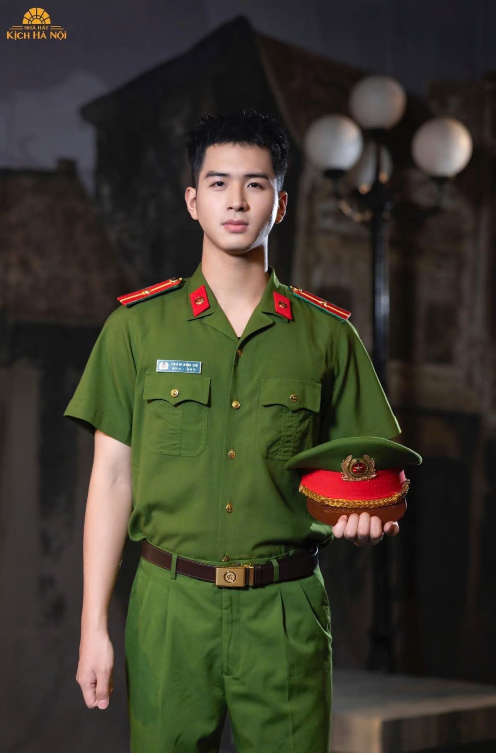 Diễn viên Hà Hà Thành vai chiến sỹ cảnh sát trong vở kịch “Đối mặt” Nhà hát Kịch Hà Nội tham gia Liên hoan Nghệ thuật sân khấu chuyên nghiệp toàn quốc về hình tượng chiến sỹ Công an nhân dân, tháng 6/2025
