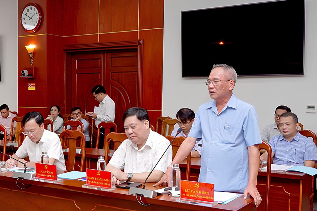 Đồng chí Lữ Văn Hùng đề nghị Ban Thường vụ Tỉnh ủy Cà Mau nhắc nhở cán bộ, công chức, viên chức phát huy trách nhiệm, hoàn thành tốt nhiệm vụ (Ảnh: Trần Chuyển)