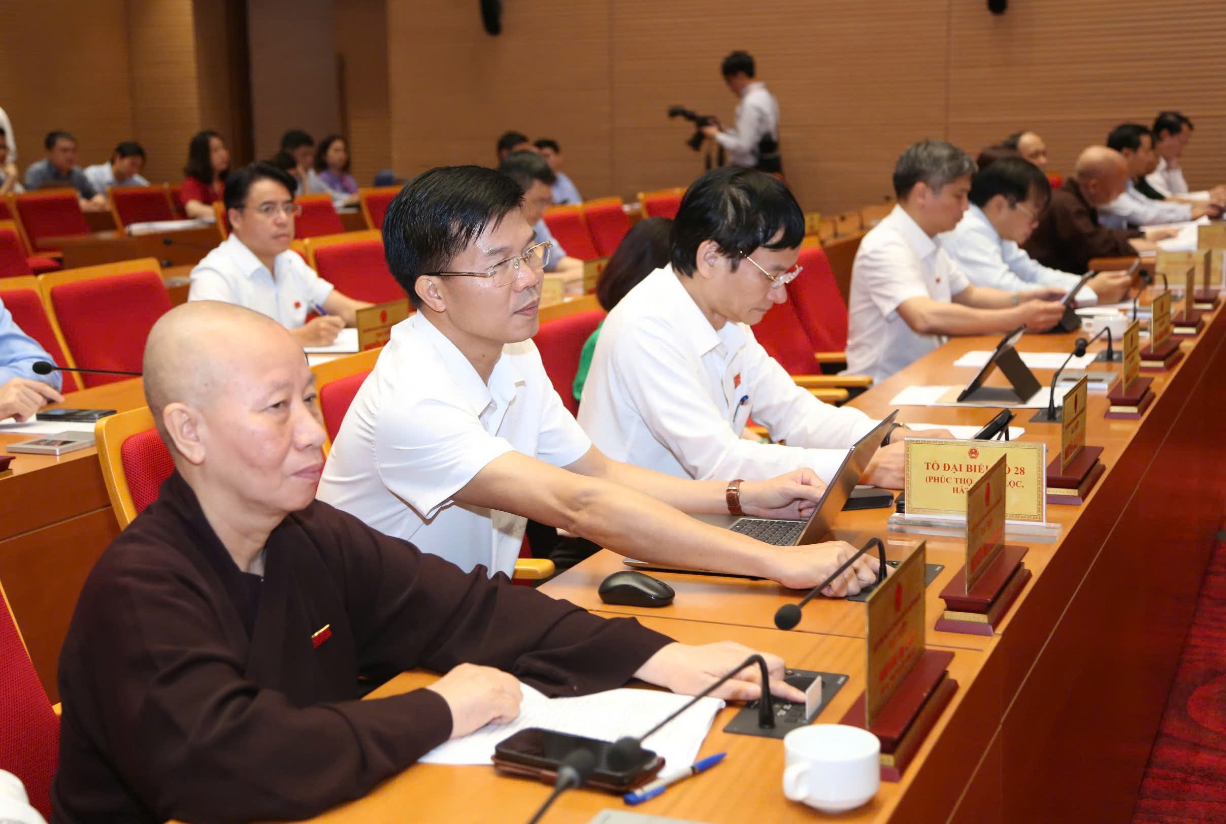 Các đại biểu tham gia biểu quyết thông qua nội dung nghị quyết