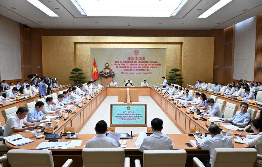 Ủy viên Bộ Chính trị, Bí thư Đảng ủy Chính phủ, Thủ tướng Phạm Minh Chính chủ trì Hội nghị đánh giá 3 năm thực hiện Nghị quyết số 18-NQ/TW và 1 năm thi hành Luật Đất đai năm 2024, đề xuất điều chỉnh, bổ sung một số nội dung Nghị quyết 18-NQ/TW làm cơ sở sửa đổi Luật Đất đai năm 2024 - Ảnh: VGP/Nhật Bắc