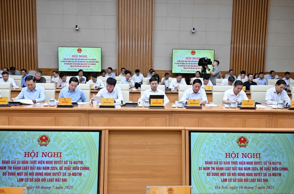 Thủ tướng đề nghị các đại biểu thảo luận, thống nhất, hoàn thiện Hồ sơ báo cáo Bộ Chính trị để trình Ban Chấp hành Trung ương về tiếp tục thực hiện Nghị quyết số 18-NQ/TW, trong đó, có đề xuất điều chỉnh một số quan điểm, nhiệm vụ, giải pháp làm cơ sở để đề xuất sửa đổi, bổ sung Luật Đất đai - Ảnh: VGP/Nhật Bắc