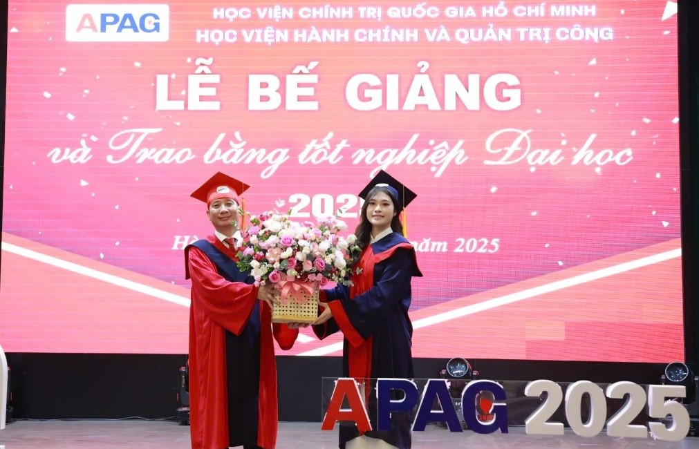 Trao bằng tốt nghiệp cho 1.364 sinh viên