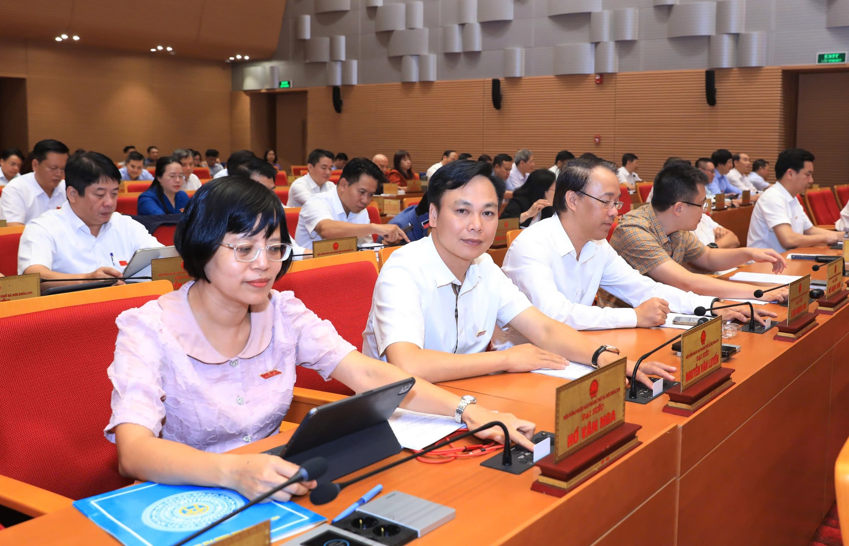 Thông qua Nghị quyết xét tặng Kỷ niệm chương “Vì sự nghiệp xây dựng, bảo vệ và phát triển Thủ đô Hà Nội”