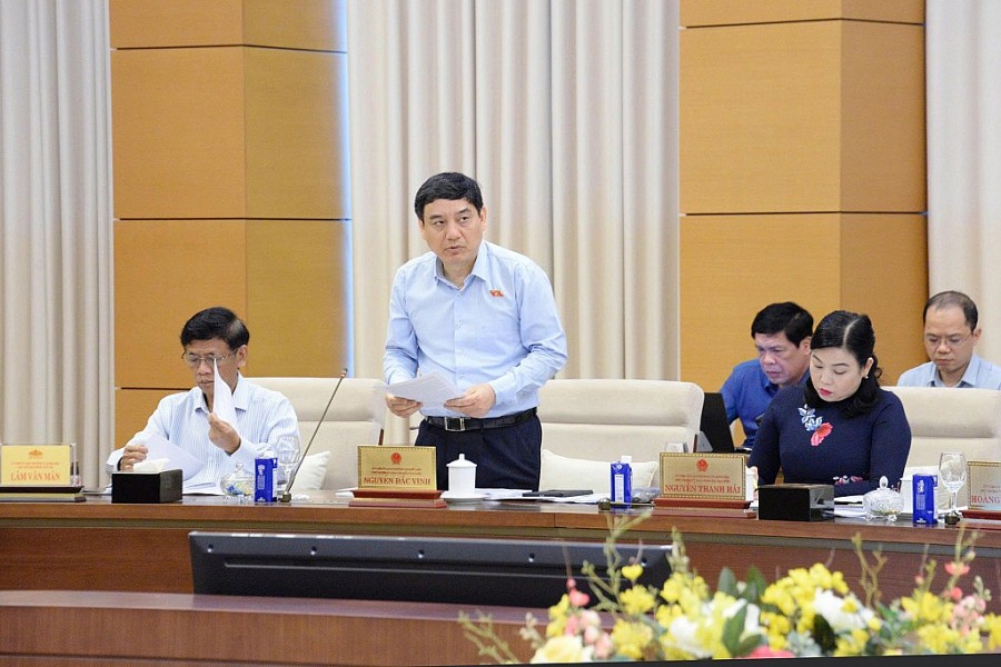 Chủ nhiệm Ủy ban Văn hóa – Xã hội của Quốc hội Nguyễn Đắc Vinh trình bày dự thảo báo cáo giám sát.