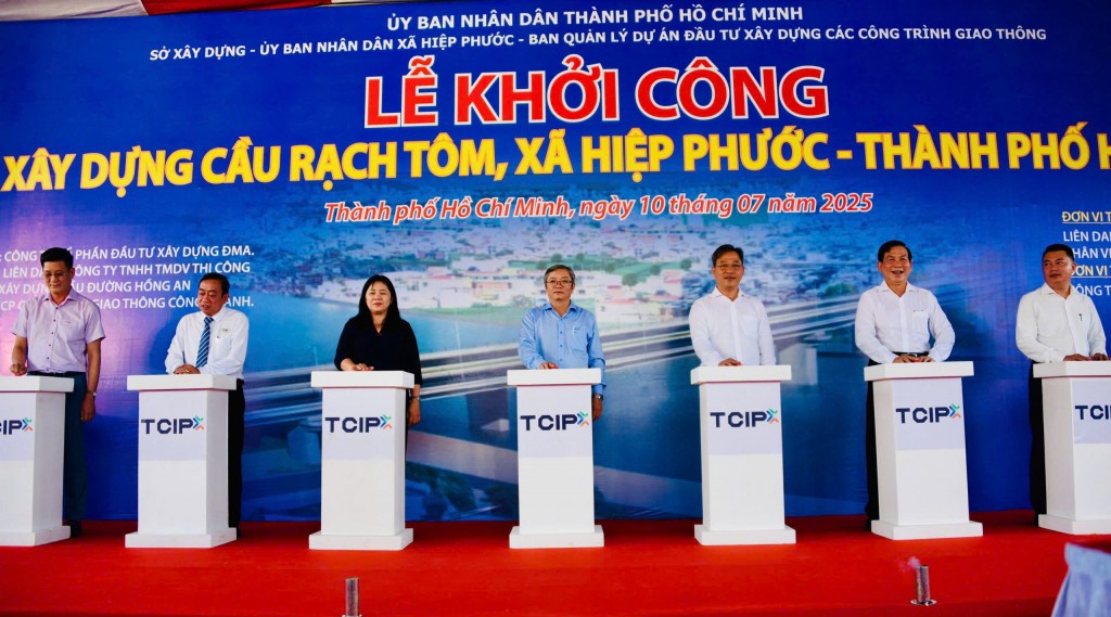 Ông Trịnh Linh Phương, Phó Giám đốc Ban Giao thông cho biết, dự án xây dựng cầu Rạch Tôm trên địa bàn xã Hiệp Phước có tổng mức đầu tư 497 tỷ đồng. Trong đó, chi phí xây dựng là 141 tỷ đồng, chi phí bồi thường GPMB là 226 tỷ đồng và cùng các chi phí khác.