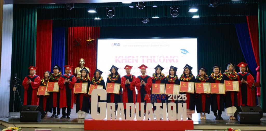 Học viện Hành chính và Quản trị công trao bằng tốt nghiệp cho 1.364 sinh viên