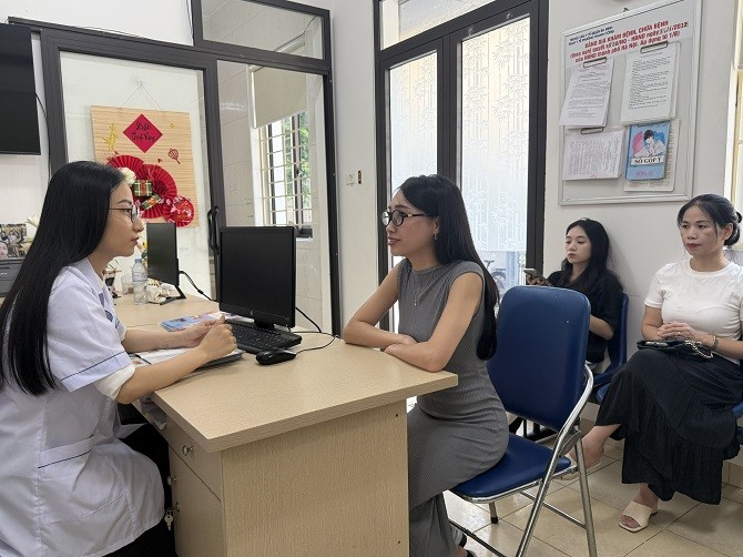 Người dân đến Trưởng Trạm y tế phường Giảng Võ, Hà Nội được đón tiếp tận tình, chu đáo.