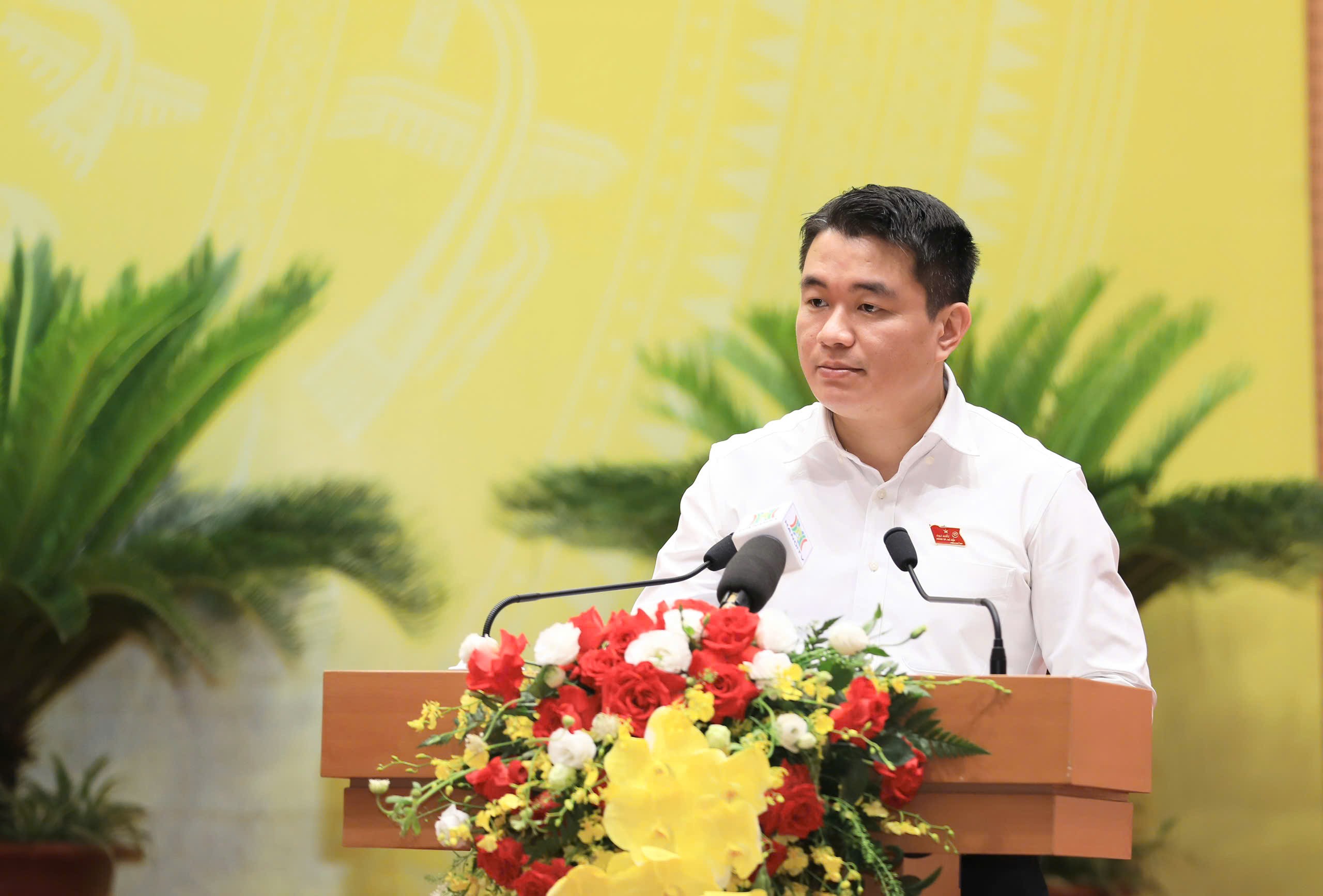 Trưởng ban Pháp chế HĐND thành phố Duy Hoàng Dương trình bày tờ trình