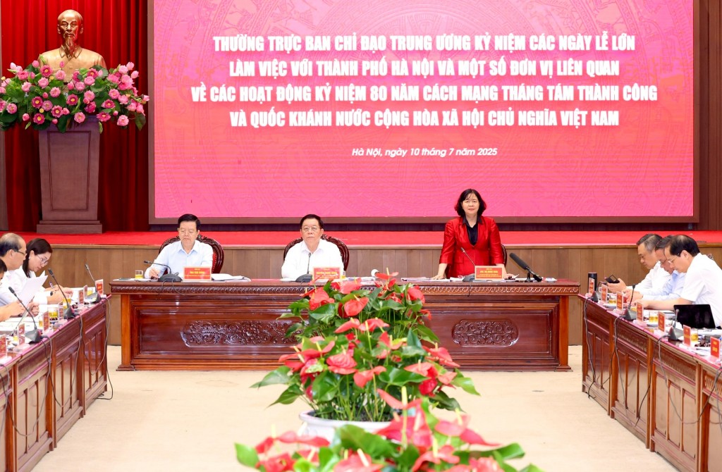 Bí thư Thành ủy Hà Nội Bùi Thị Minh Hoài phát biểu tại hội nghị. Ảnh: Viết Thành
