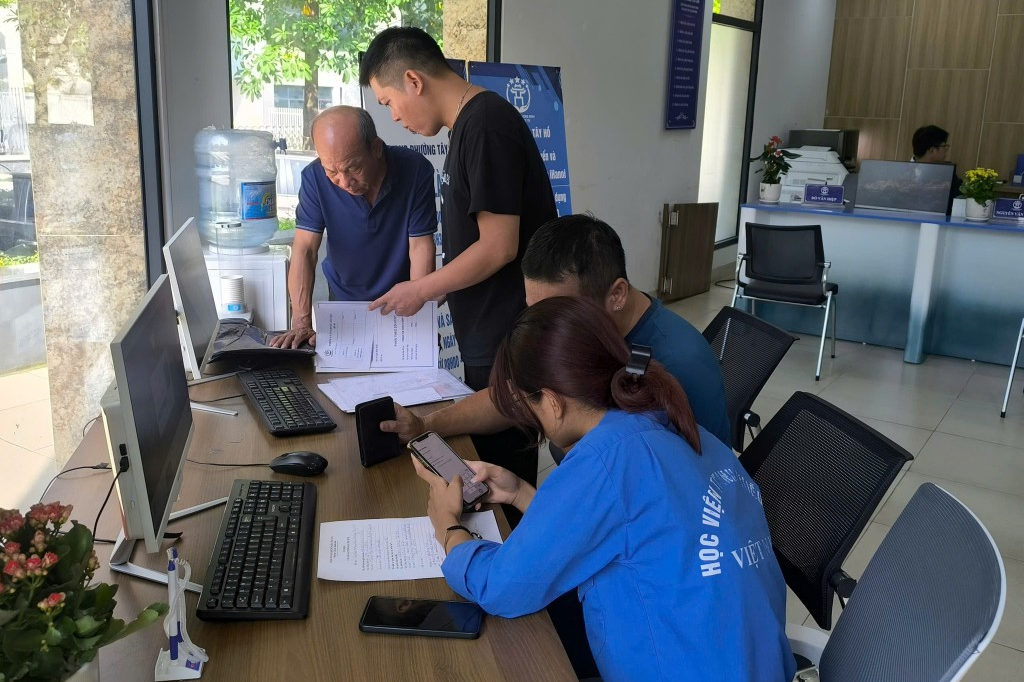 Thanh niên tình nguyện phường Tây Hồ hỗ trợ người dân làm thủ tục hành chính 