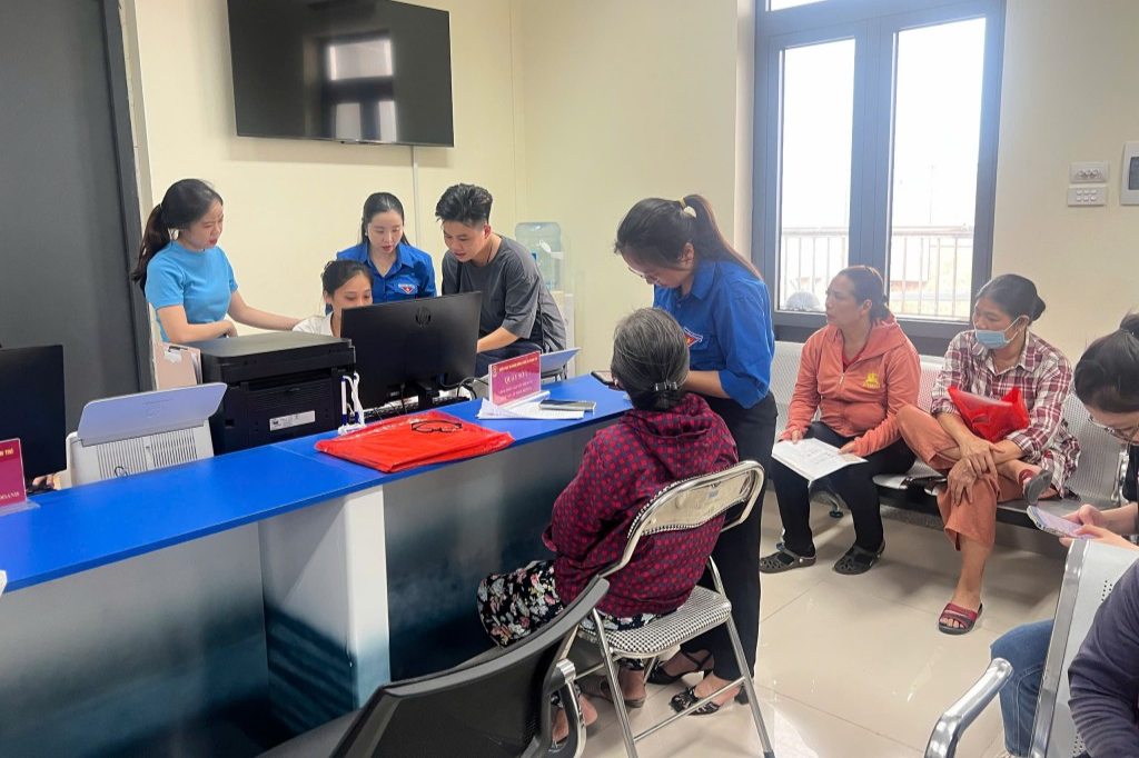 Thanh niên tình nguyện xã Thanh Trì hỗ trợ người dân tại Điểm phục vụ hành chính công 