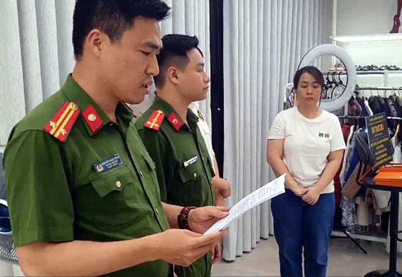 Cơ quan điều tra đọc lệnh khám xét khẩn cấp nơi kinh doanh của Nguyễn Thị Thu Hường