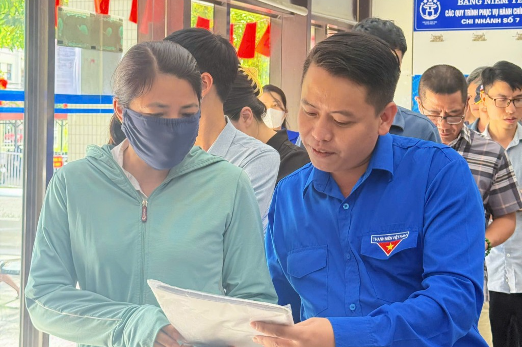 Anh Nguyễn Tiến Phúc, Bí thư Đoàn phường Hà Đông (thứ năm từ trái sang) cùng đoàn viên, thanh niên trong phường