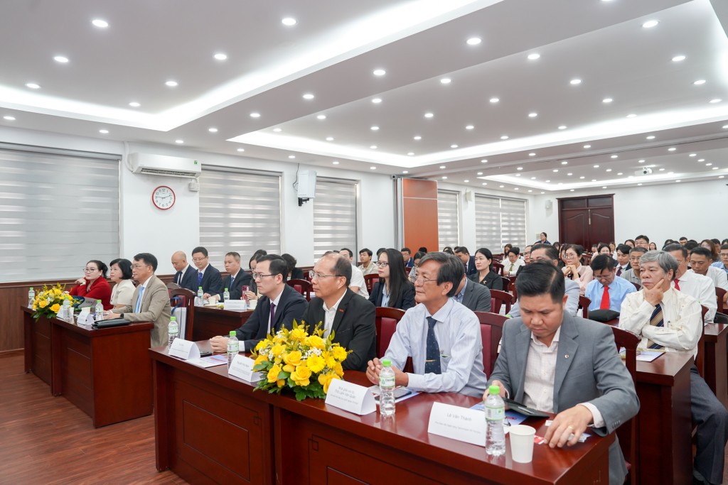  ông Từ Châu, Phó Tổng Lãnh sự nước Cộng hòa Nhân dân Trung Hoa tại TP.HCM; ông Lê Thắng Lợi, Trưởng đại diện Văn phòng Bộ Giáo dục và Đào tạo tại TP.HCM, Giám đốc Trung tâm Phát triển Giáo dục và Đào tạo phía Nam; ông Nguyễn Hữu Nam, Phó Chủ tịch Liên đoàn Thương mại và Công nghiệp Việt Nam – Chi nhánh TP.HCM (VCCI-HCM); bà Đào Thị Lê, Phó Chủ tịch kiêm Tổng Thư ký Hiệp hội Trung cấp Kinh tế Kỹ thuật và Cao đẳng Việt Nam (ATEC).
