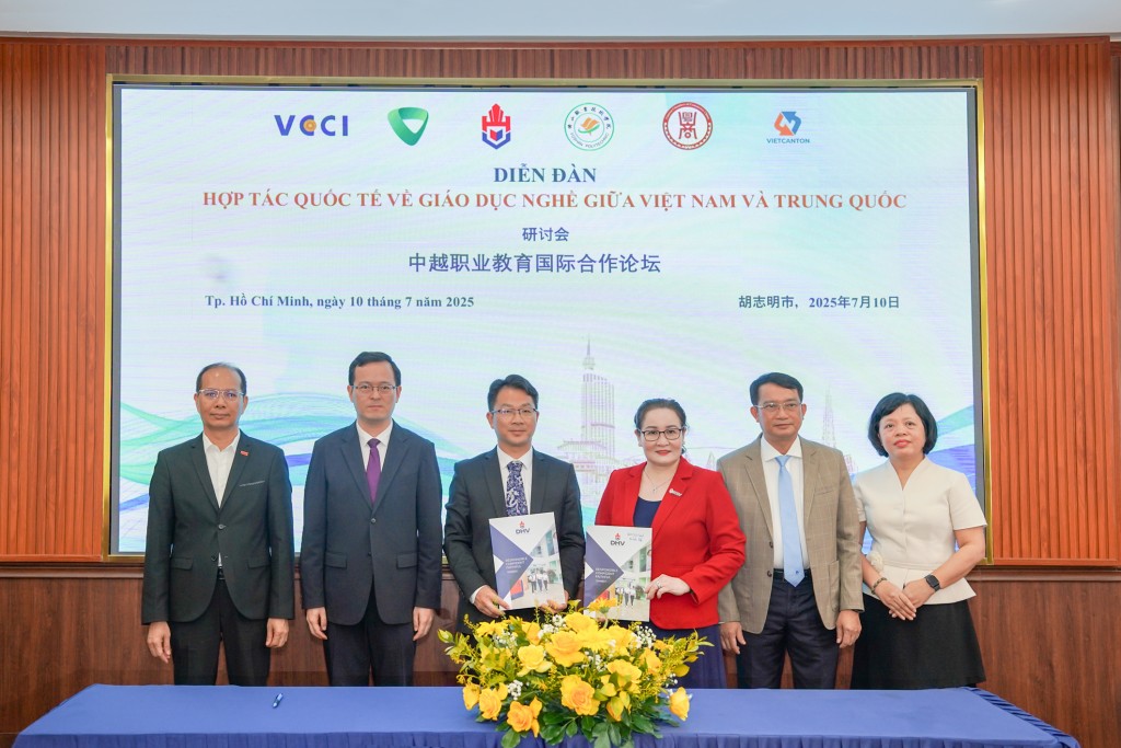 Bà Nguyễn Thị Mỹ Dung, Phó Hiệu trưởng Trường Đại học Hùng Vương TP.HCM, và ông Hoàng Kiến Quang, Hiệu trưởng Trường Cao đẳng Nghề Phật Sơn (Trung Quốc), đã chính thức ký kết Biên bản ghi nhớ hợp tác (MOU), đánh dấu việc Trường Đại học Hùng Vương TP.HCM (DHV) và Trường Cao đẳng Nghề Phật Sơn thiết lập quan hệ hợp tác trong nhiều lĩnh vực chiến lược, với kỳ vọng mang lại thêm nhiều cơ hội học tập và phát triển nghề nghiệp cho sinh viên