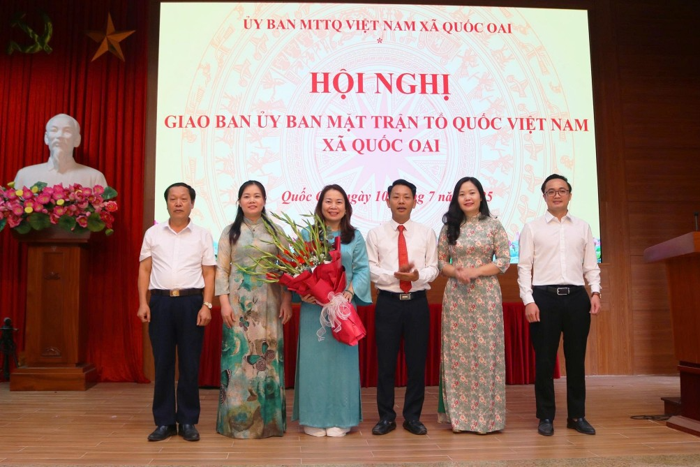 Thường trực Ủy ban Mặt trận Tổ quốc Việt Nam xã Quốc Oai đón nhận hoa chúc mừng từ lãnh đạo Đảng ủy xã 