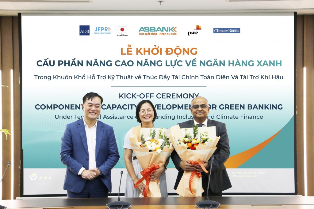 Đại diện ABBANK, ông Phạm Duy Hiếu, Tổng Giám đốc tặng hoa cho Lãnh đạo các đối tác là ông Shantanu Chakraborty, Giám đốc Quốc gia của ADB tại Việt Nam và bà Đinh Thị Quỳnh Vân, Chủ tịch Công ty TNHH PwC Việt Nam