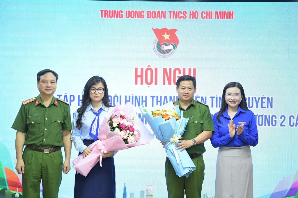 Ban Tổ chức tặng hoa tri ân các báo cáo viên tại hội nghị 