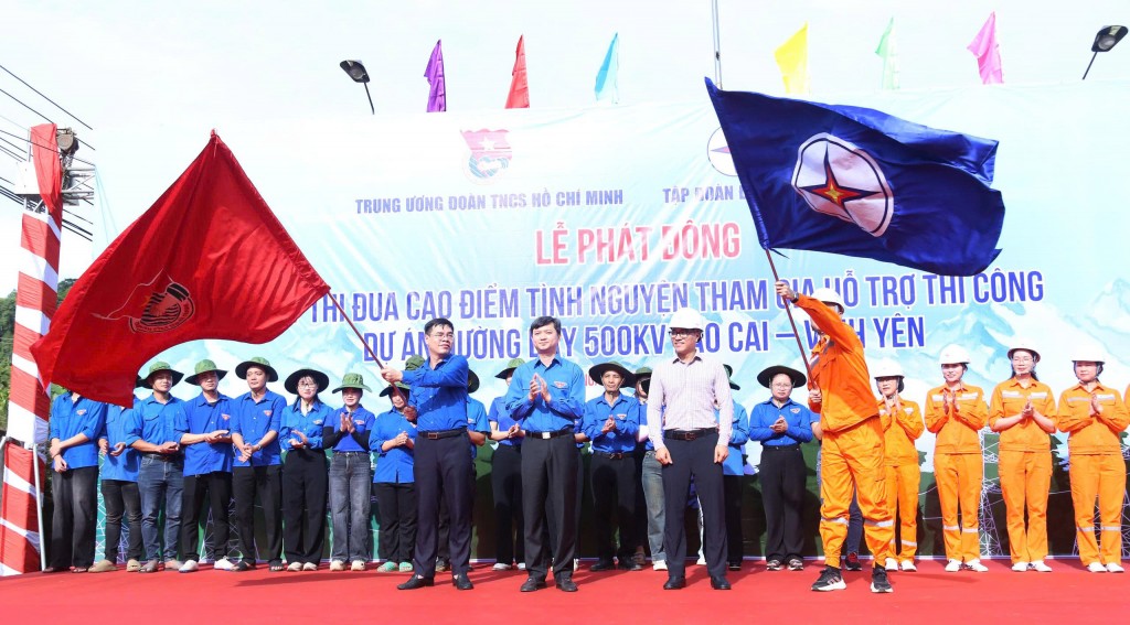 Đại diện Trung ương Đoàn, Tập đoàn Điện lực Việt Nam và Tỉnh đoàn Lào Cai phát động đợt thi đua cao điểm tình nguyện tham gia hỗ trợ thi công