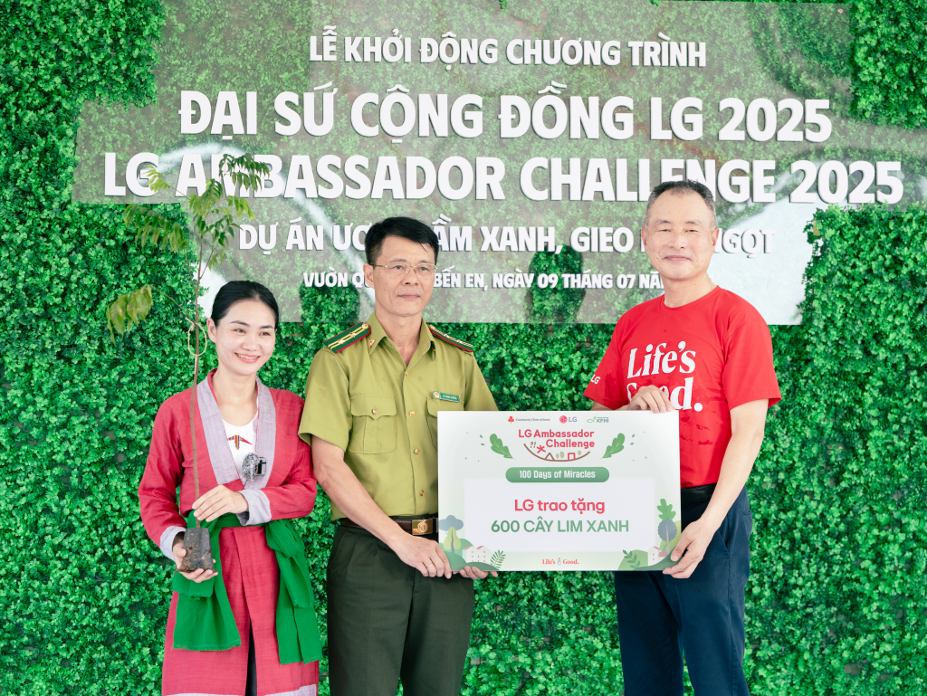 Ông Song Ikhwan đại diện LG trao tặng 600 cây lim xanh
