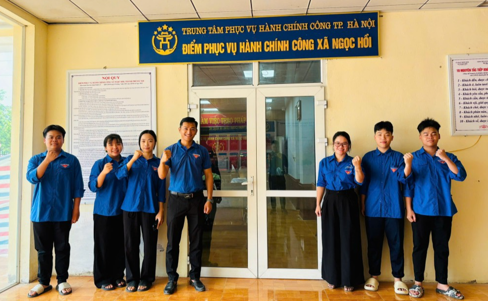  Chị Phạm Phương Thảo, Phó Chủ tịch Ủy ban Mặt trận Tổ quốc xã, Bí thư Đoàn xã Ngọc Hồi cùng hanh niên xã Ngọc Hồi