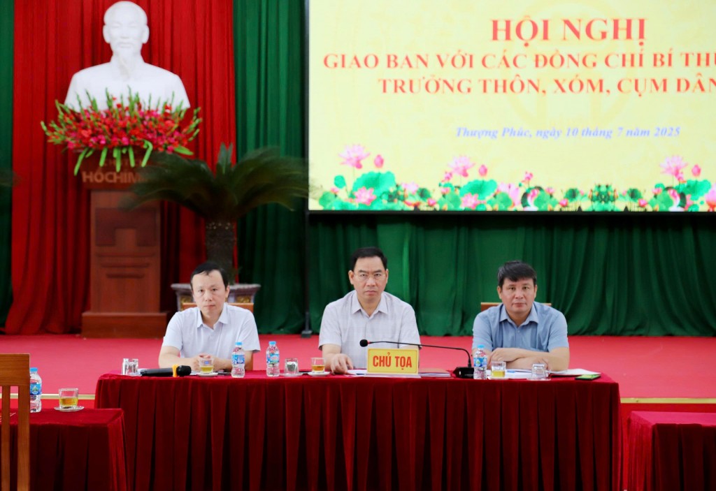 Thường trực Đảng ủy xã Thượng Phúc chghịủ trì hội n
