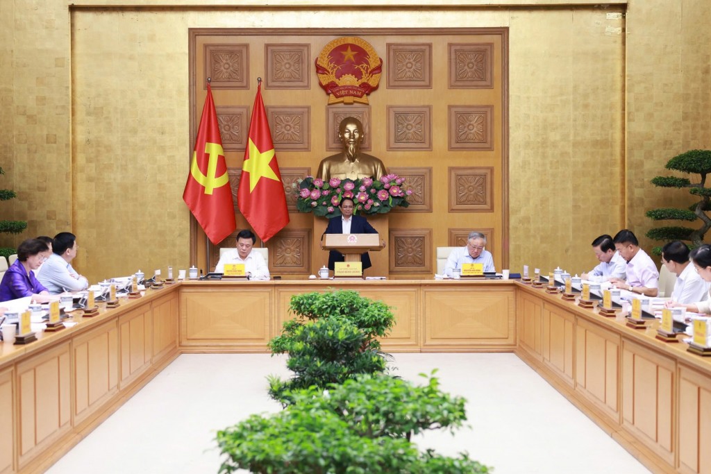 Thủ tướng đề nghị xây dựng và hoàn thiện dự thảo Báo cáo Kinh tế-xã hội và các tài liệu liên quan để trình cấp có thẩm quyền bảo đảm tiến độ, đạt chất lượng tốt nhất - Ảnh: VGP/Nhật Bắc