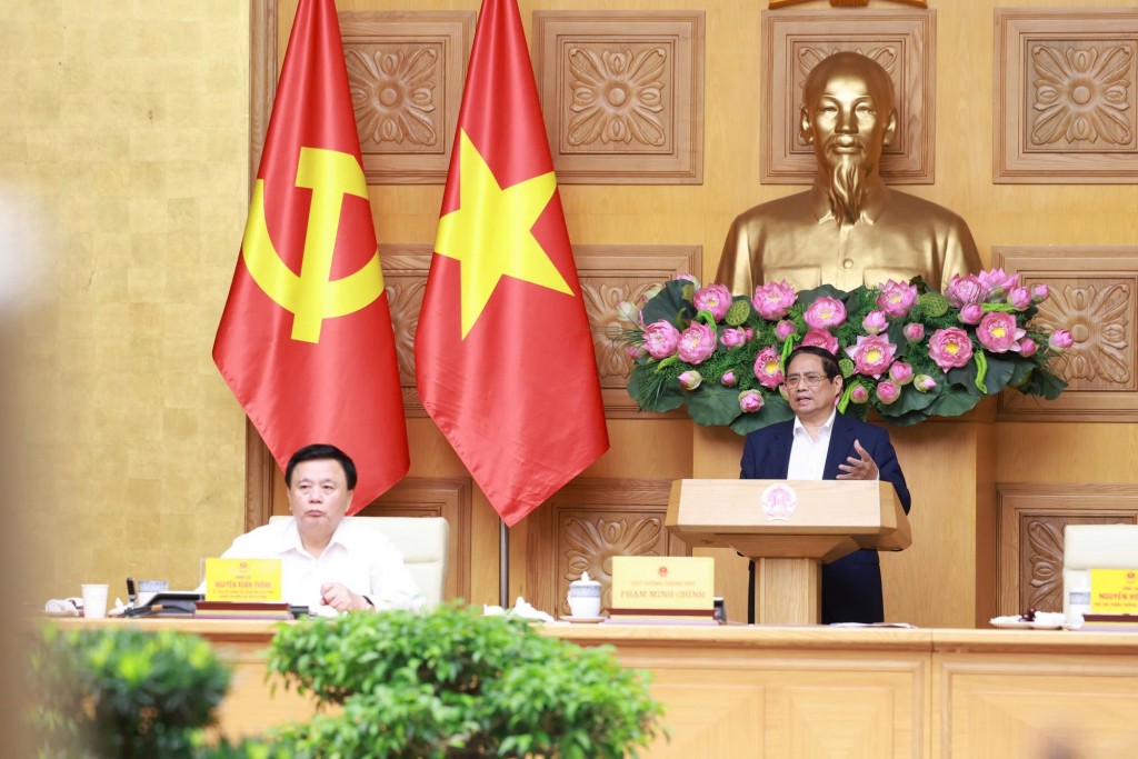 Thủ tướng chỉ đạo các thành viên Tiểu ban Kinh tế-xã hội, Tổ Biên tập và các cơ quan liên quan khẩn trương, nghiêm túc tiếp thu ý kiến góp ý để hoàn thiện thêm một bước Báo cáo Kinh tế-xã hội và các tài liệu của Tiểu ban để trình cấp có thẩm quyền - Ảnh: VGP/Nhật Bắc