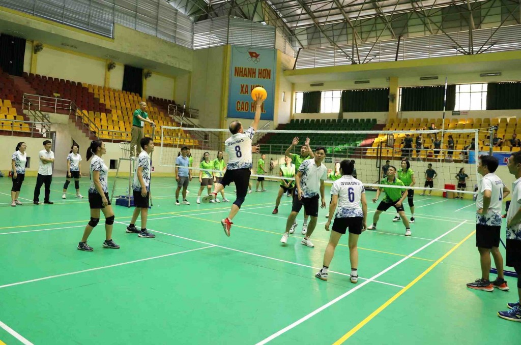 Trận thi đấu bán kết bóng chuyền giữa CQVP Công ty và PX XLN Hòn Gai Trận thi đấu bán kết bóng chuyền giữa CQVP Công ty và PX XLN Hòn Gai