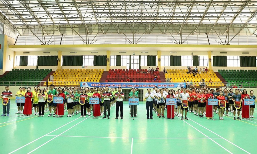 ĐC Nguyễn Quang Tê, Trưởng ban Tuyên giáo nữ công Công đoàn TKV dự và trao cờ lưu niệm cho các đội ĐC Nguyễn Quang Tê, Trưởng ban Tuyên giáo nữ công Công đoàn TKV dự và trao cờ lưu niệm cho các đội