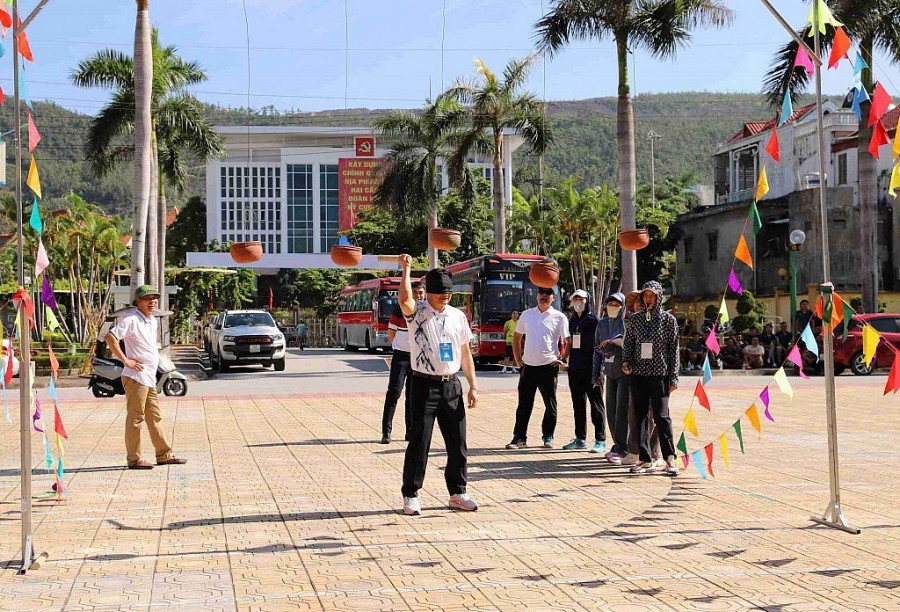 ĐC Vũ Văn Hưng, Bí thư đảng ủy, Giám đốc công ty tham gia trò chơi bịt mắt đập niêu ĐC Vũ Văn Hưng, Bí thư đảng ủy, Giám đốc công ty tham gia trò chơi bịt mắt đập niêu