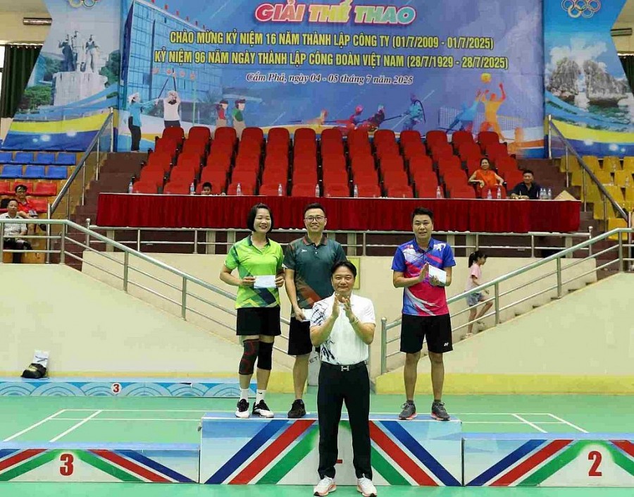 ĐC Vũ Văn Hưng BTĐU, GĐ Công ty trao giải nhất, nhì, ba môn bóng chuyền ĐC Vũ Văn Hưng BTĐU, GĐ Công ty trao giải nhất, nhì, ba môn bóng chuyền