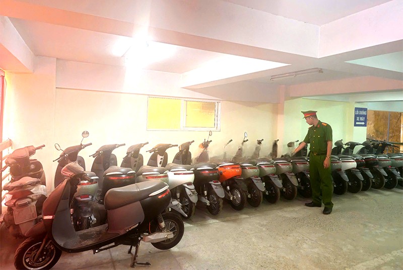 Cơ quan điều tra tạm giữ trên 100 xe máy điện không có hóa đơn, chứng từ hợp pháp, có dấu hiệu làm giả nhãn hiệu, xuất xứ