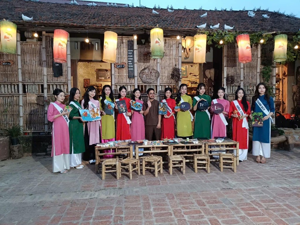 Nghệ nhân Nguyễn Tấn Phát miệt mài với những hoạt động phát triển công nghiệp văn hóa tại làng cổ Đường Lâm