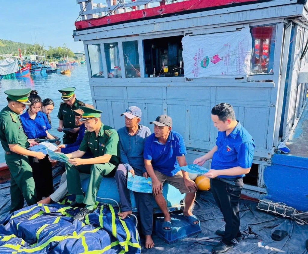 Cán bộ Đoàn và chiến sĩ biên phòng tận tình hướng dẫn ngư dân về quy định khai thác và bảo vệ chủ quyền biển đảo.