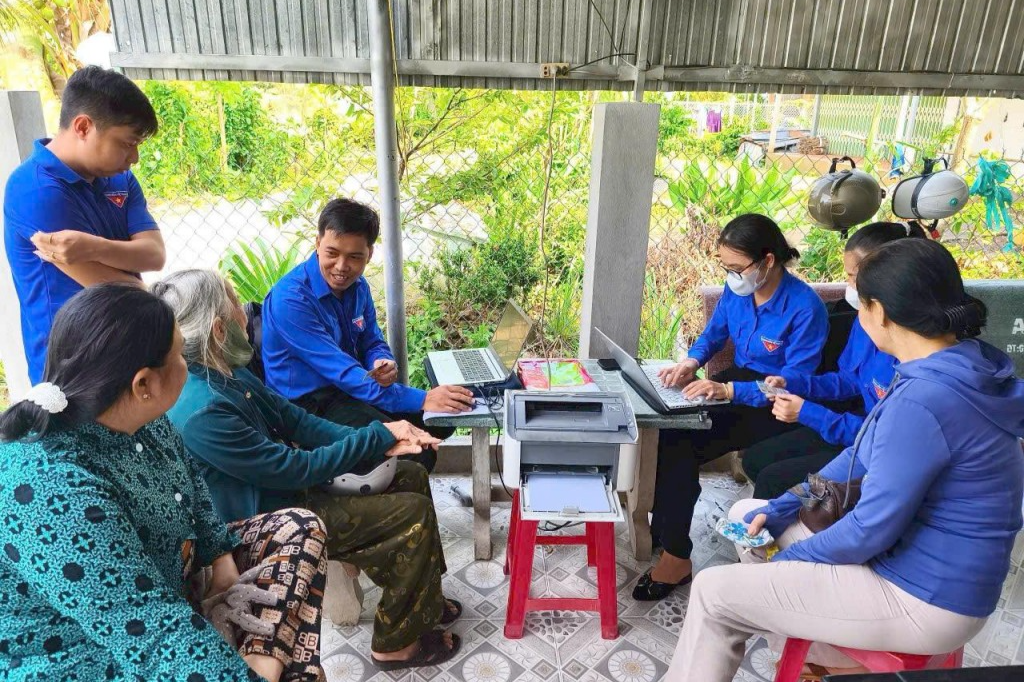 Thanh niên Đồng Tháp đến tận nhà dân hỗ trợ thủ tục hành chính (Ảnh CTTWĐ)