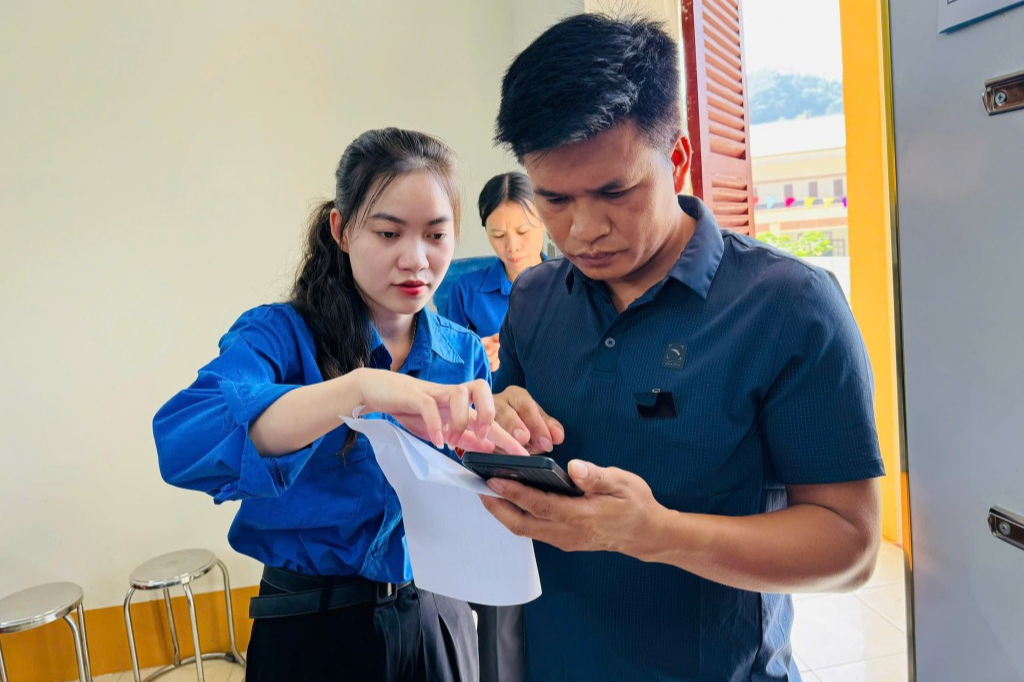 Thanh niên tình nguyện tỉnh Lạng Sơn hỗ trợ người dân làm thủ tục hành chính 