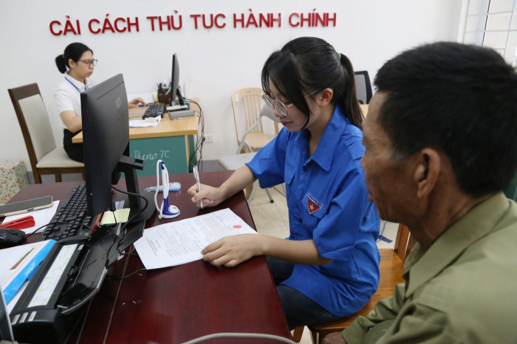 Thanh niên tình nguyện tỉnh Lào Cao hỗ trợ người dân làm thủ tục hành chính (Ảnh CTTTWĐ)