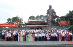 Cán bộ, đảng viên dâng hương tại Tượng đài Quang Trung - Nguyễn Huệ