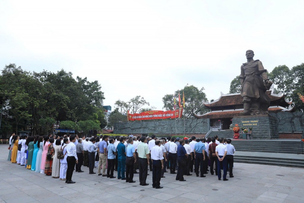 Đảng ủy, HĐND, UBND, Ủy ban Mặt trận Tổ quốc Việt Nam phường Đống Đa cùng cán bộ cơ sở dâng hương tại Tượng đài Quang Trung - Nguyễn Huệ.