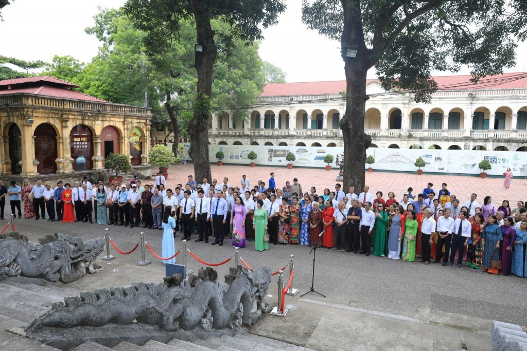 Cán bộ, đảng viên dâng hương tại Tượng đài Quang Trung - Nguyễn Huệ