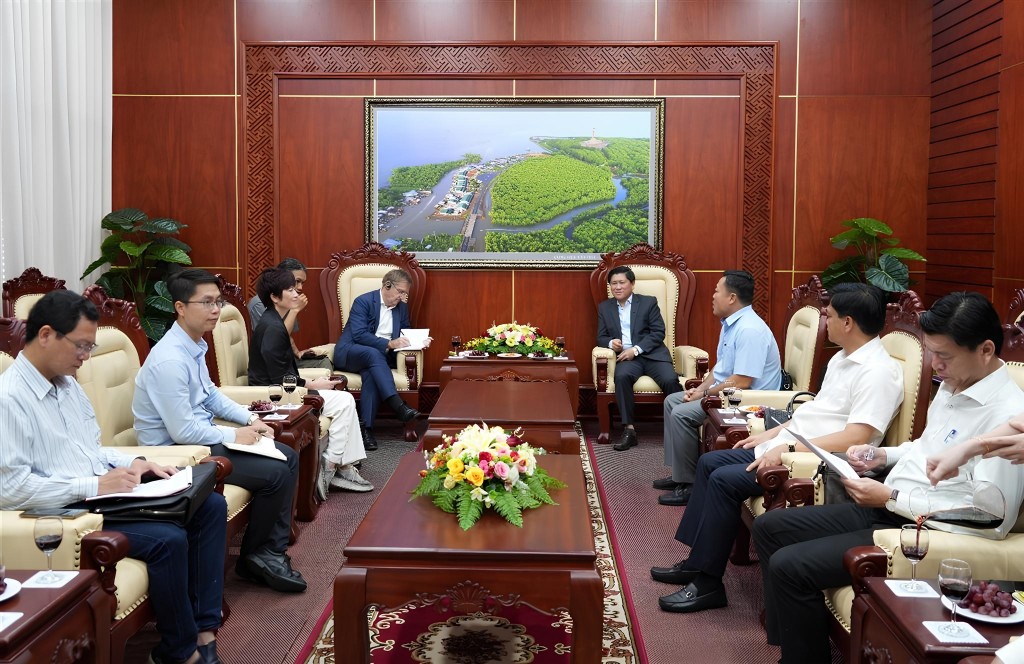 Đoàn công tác AFD cùng lãnh đạo tỉnh Cà Mau cùng trao đổi về tiến độ thực hiện dự án.