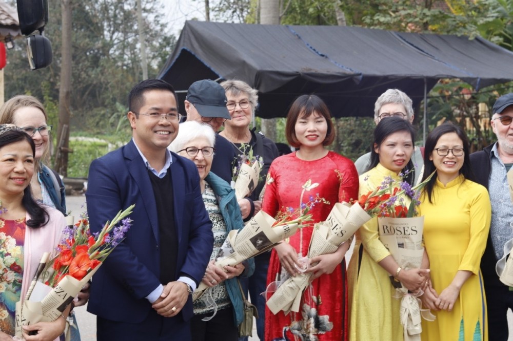 Giám đốc Trung tâm văn hóa, thông tin và thể thao phường Sơn Tây Nguyễn Đăng Thạo chào mừng du khách tại làng cổ Đường Lâm