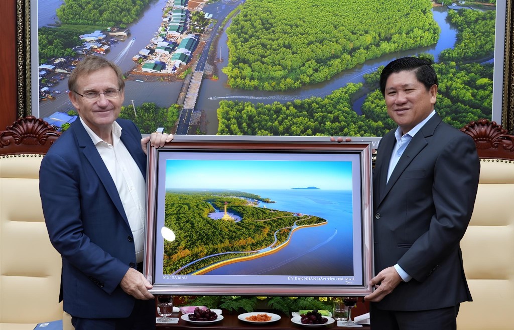 Phó Chủ tịch UBND tỉnh Lê Văn Sử (bên phải) tặng quà lưu niệm cho ngài Ngài Hervé Conan.