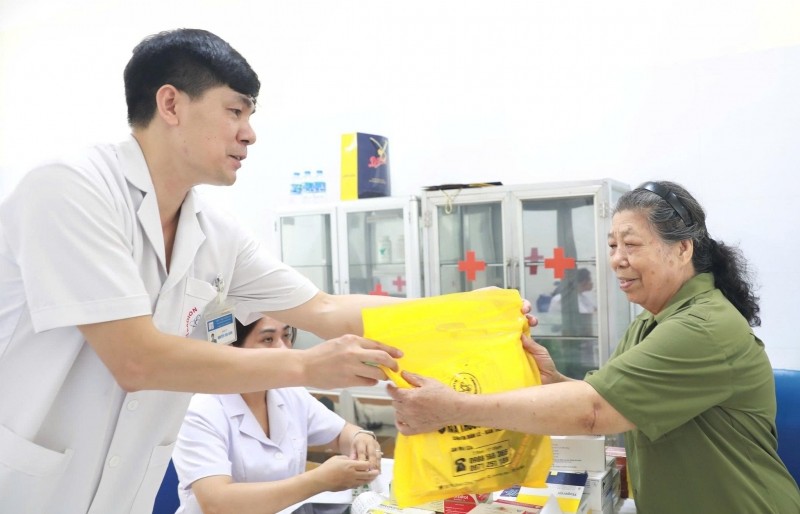 Phường Yên Sở: Khám bệnh, cấp thuốc cho hơn 80 đối tượng chính sách