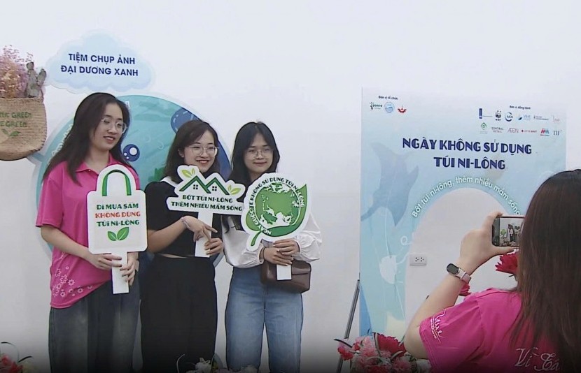 Người trẻ Hà Nội ủng hộ “khai tử” túi nilon