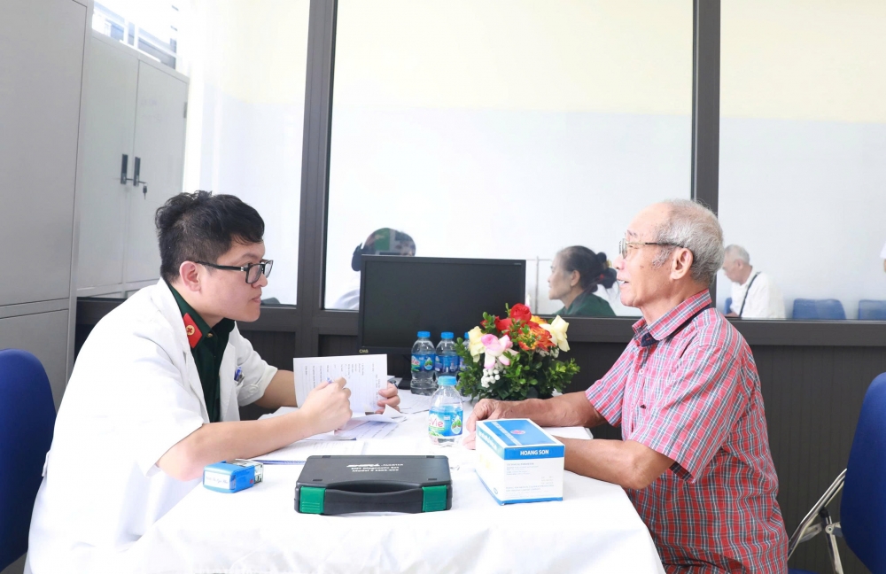 Ông Trảy được tư vấn kỹ về bệnh cao huyết áp