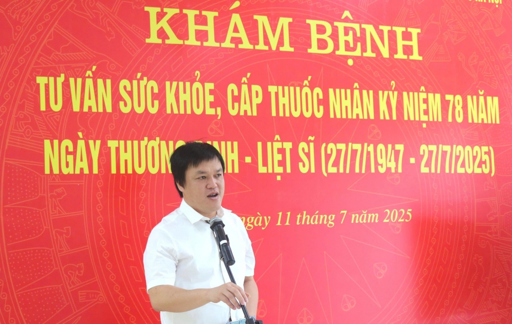 Ông Vũ Tuấn Đạt, Chủ tịch UBND phường Yên Sở phát biểu tại buổi khám chữa bệnh