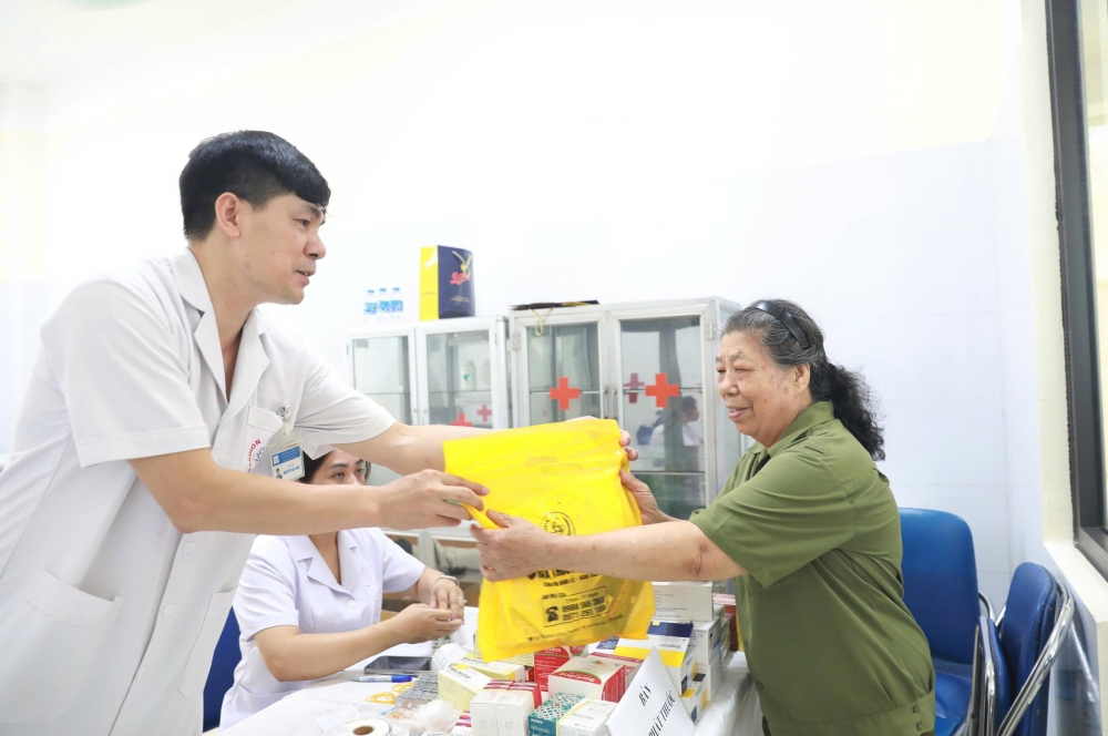 Niềm vui của những đối tượng chính sách được nhận quà sau khi khám, cấp thuốc và tư vấn sức khoẻ