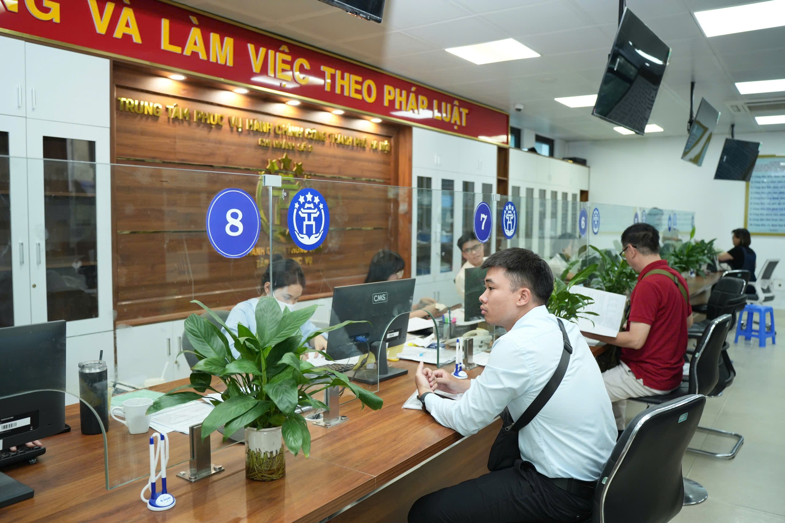 Người dân đến làm thủ tục tại điểm tiếp nhận phục vụ hành chính công tại Chi nhánh số 3 Trung tâm Phục vụ hành chính công thành phố Hà Nội. Ảnh minh họa